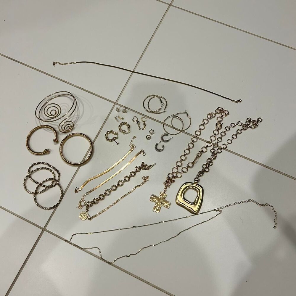 31 piece gold tone jewelry bundle